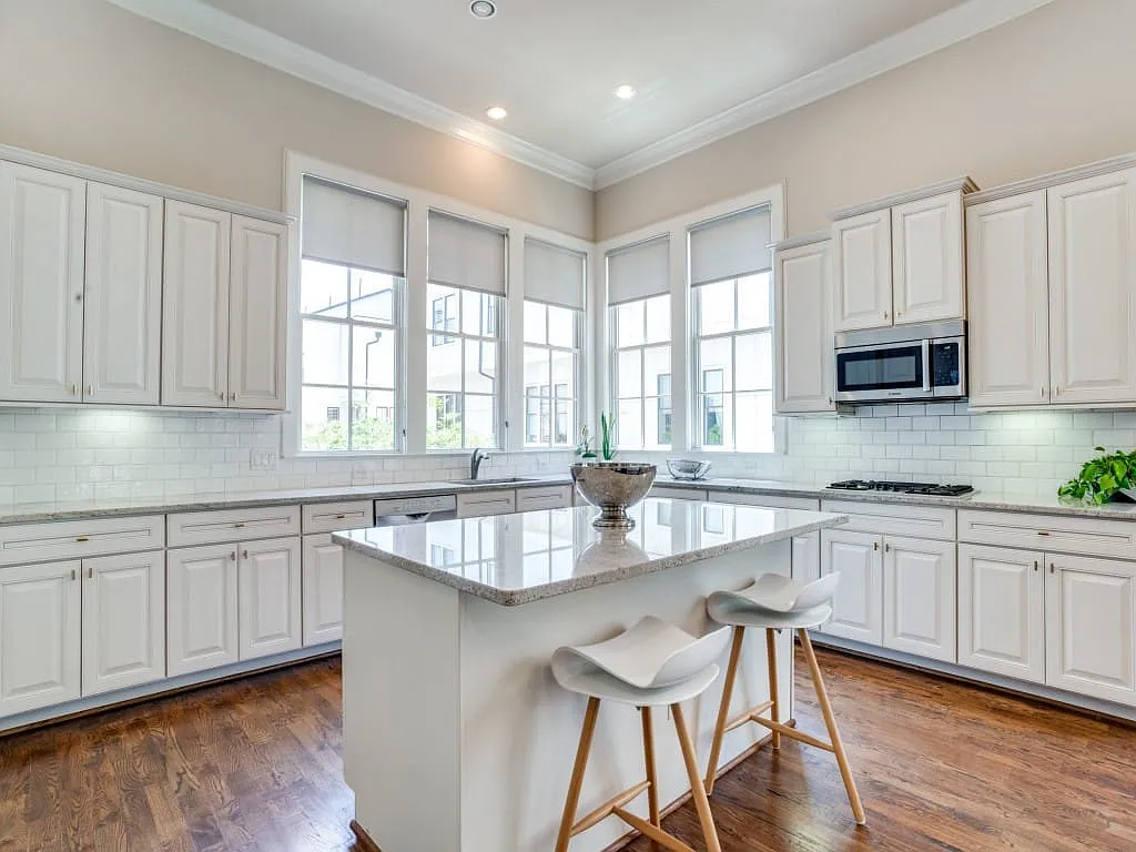 3 bed, 3.5 bath, 2310 sqft, $4,800 — Photo 3