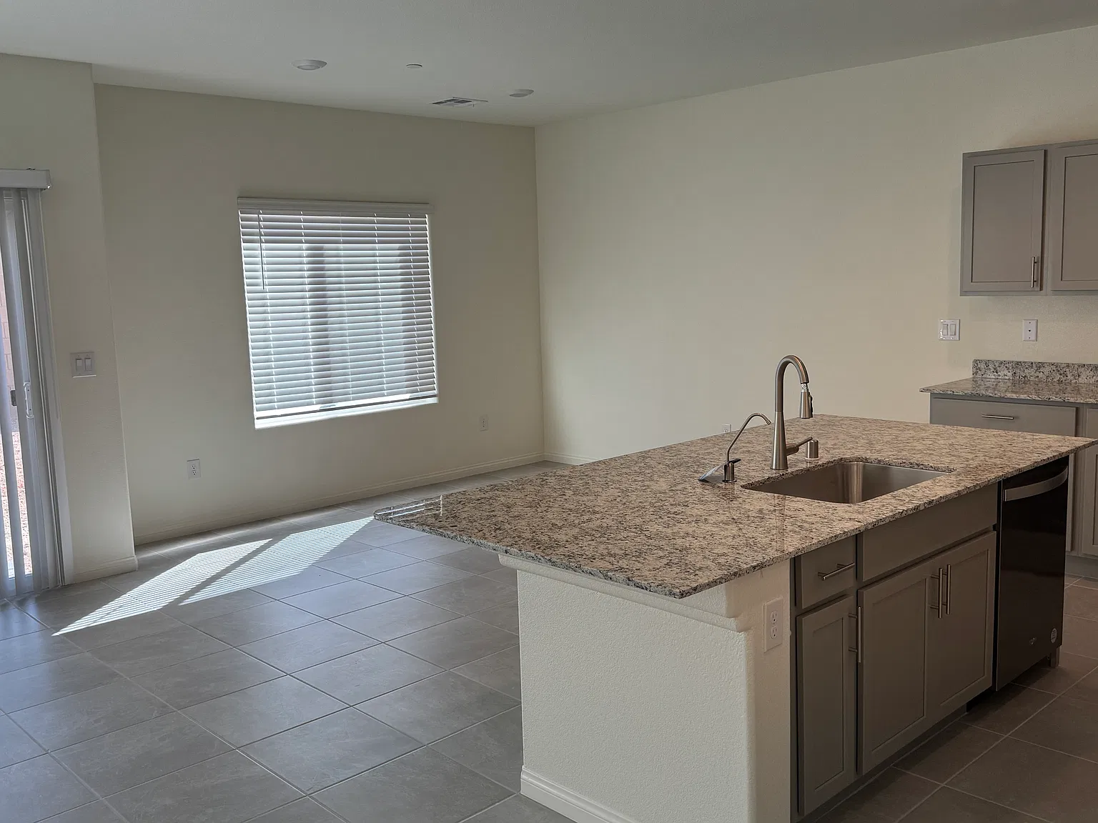 5 bed, 2665 sqft, $2,700 — Photo 4