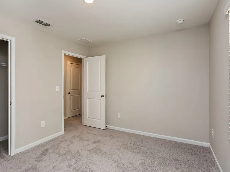 19 Hyde Park — Photo 15