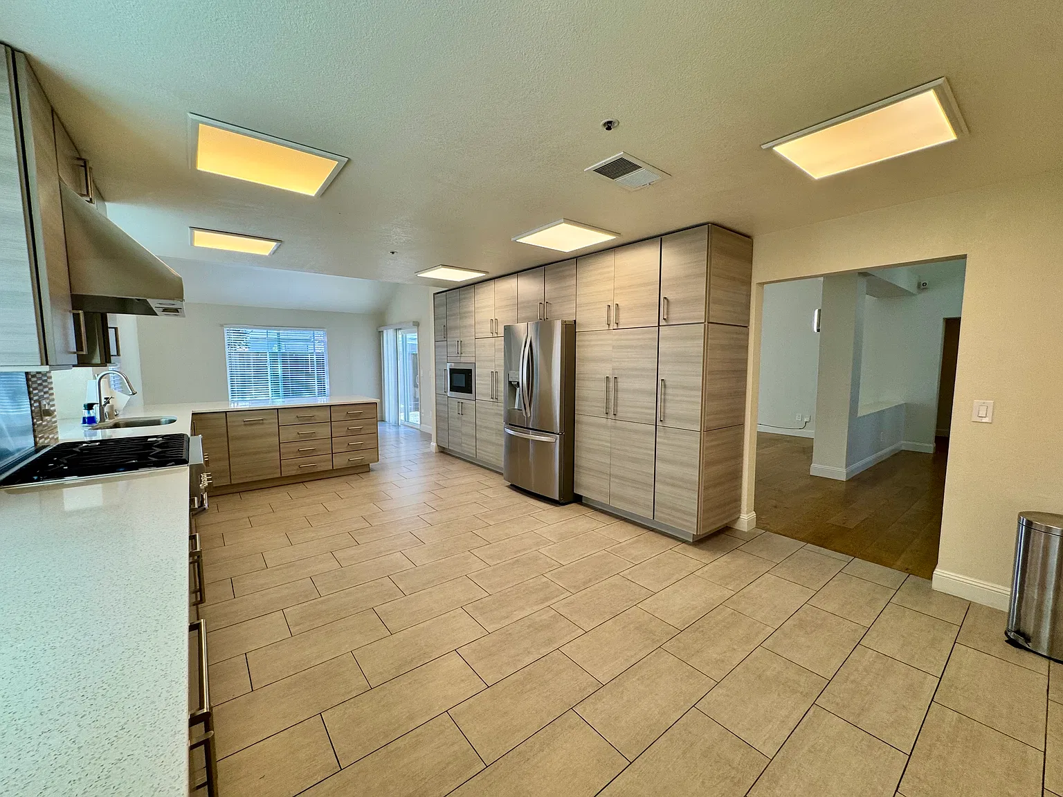 4 bed, 2200 sqft, $7,800 — Photo 4