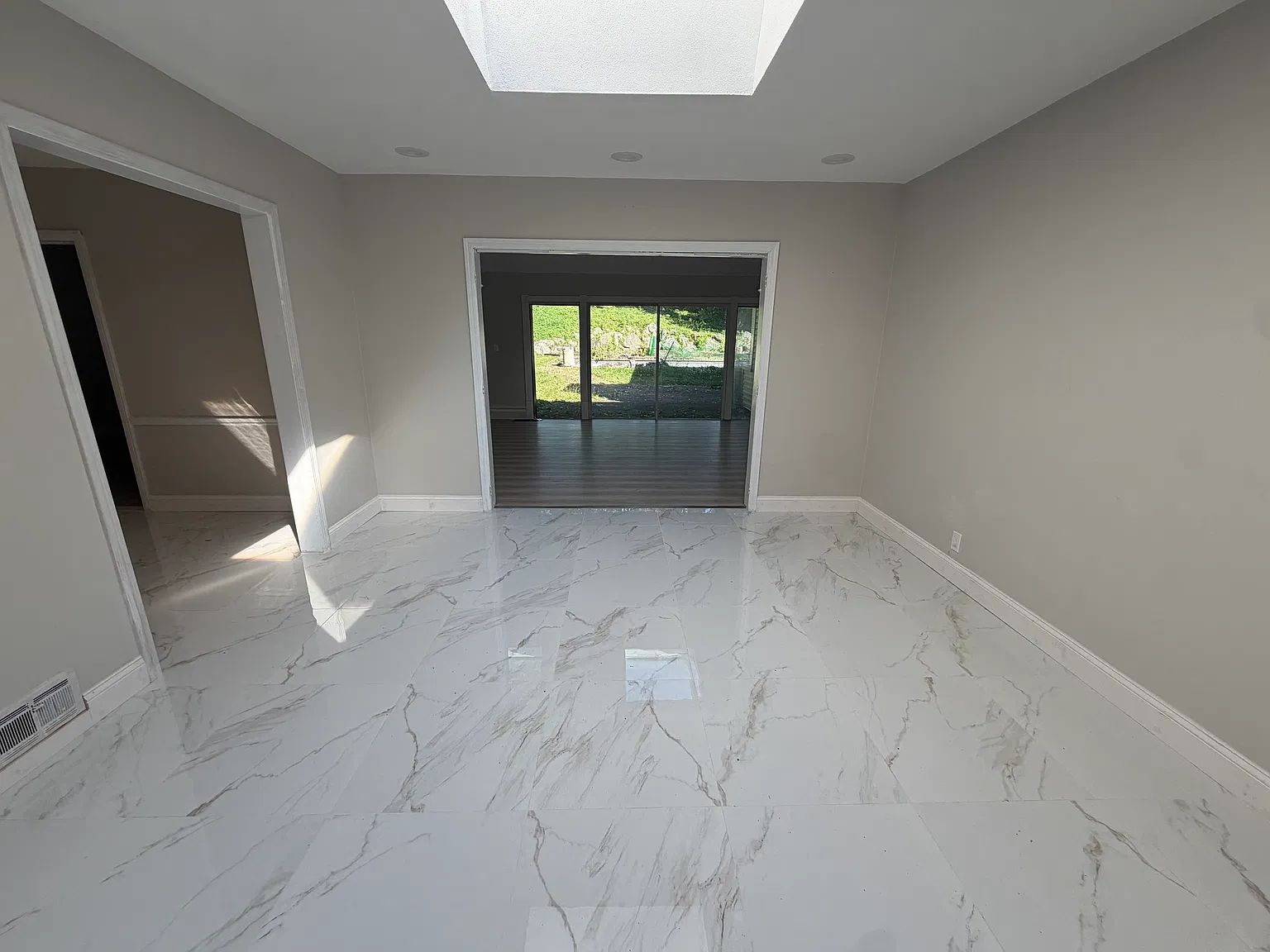 6 bed, 4.5 bath, 3929 sqft, $15,000 — Photo 4