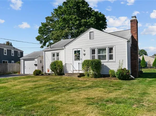 29 Eden Crest Dr, Cranston, RI 02920