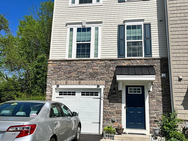 164 Mulberry Dr — Photo 2