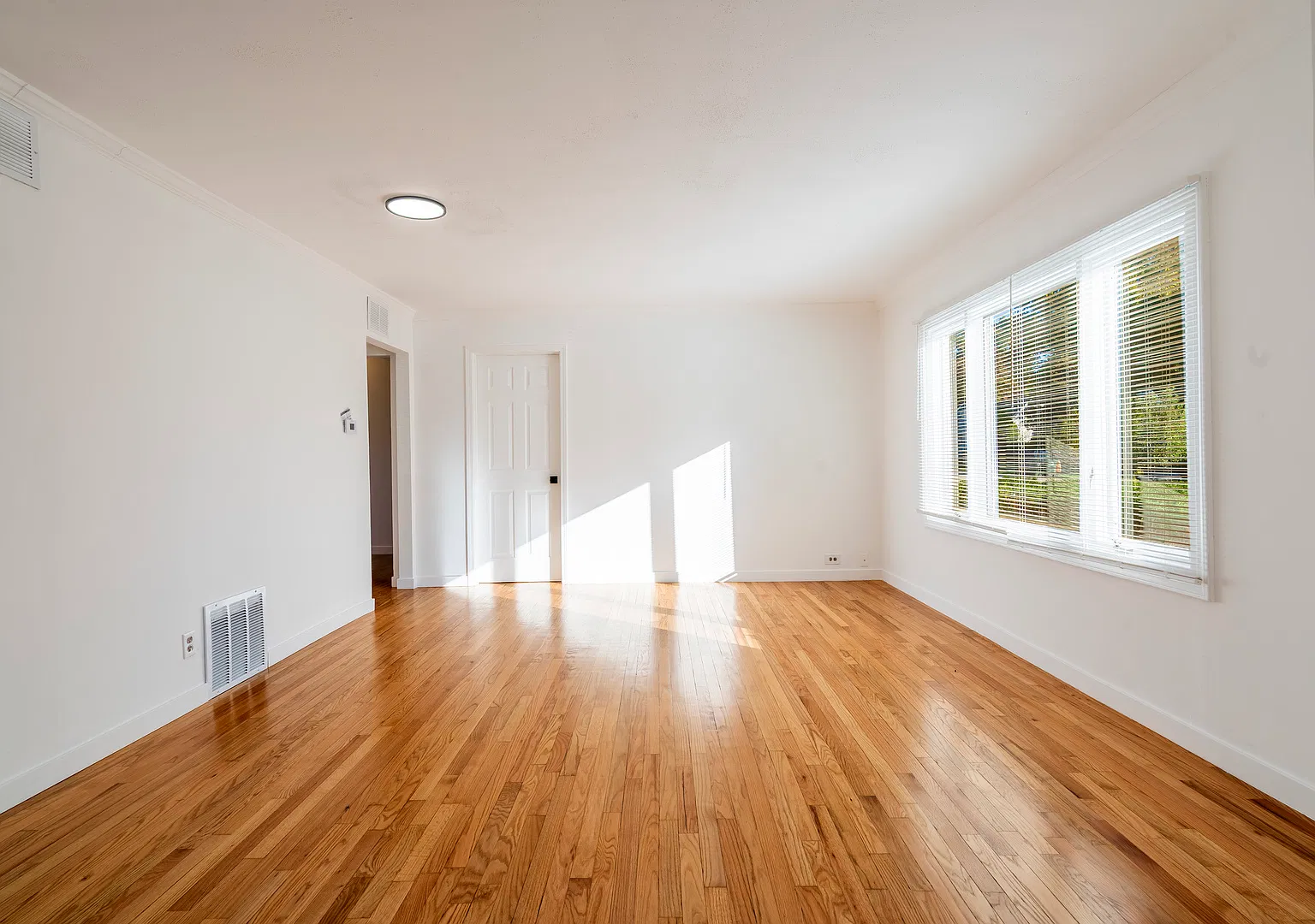 3 bed, 1300 sqft, $2,300 — Photo 2