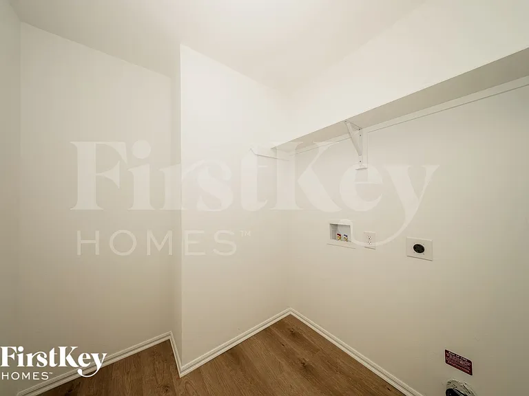 433 Labelle Ln — Photo 8