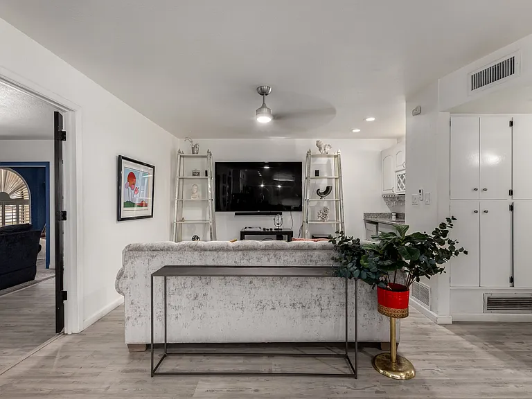 2042 E Laguna Dr — Photo 3