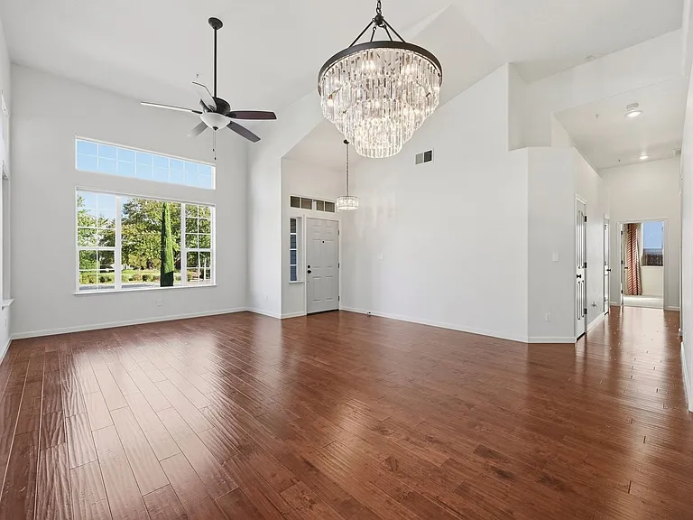 1439 Gordon Dr — Photo 7