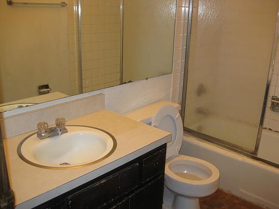 3rd image of 814 Somerset Cir