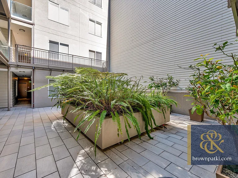 566 S Van Ness Ave #11I — Photo 19