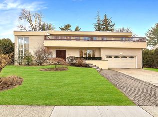 34 Beverly Rd, Great Neck, NY 11021