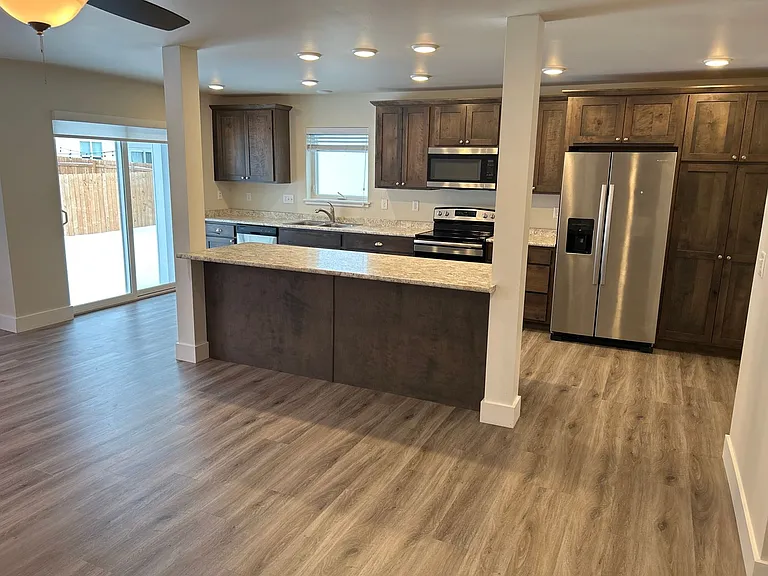 1072 Abigail Ln — Photo 1