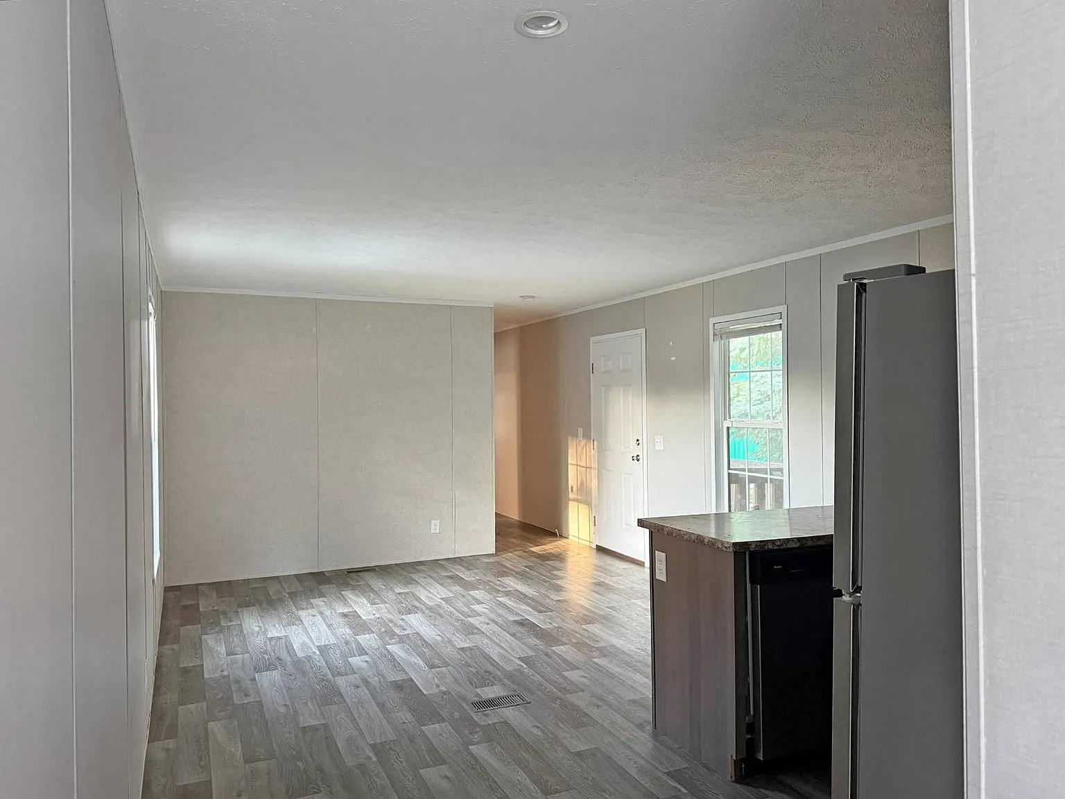 3 bed, 2.0 bath, 860 sqft, $995 — Photo 2