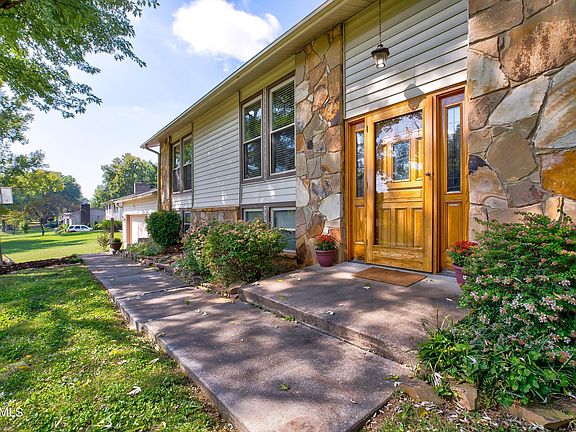 4th image of 713 E Meadecrest Dr