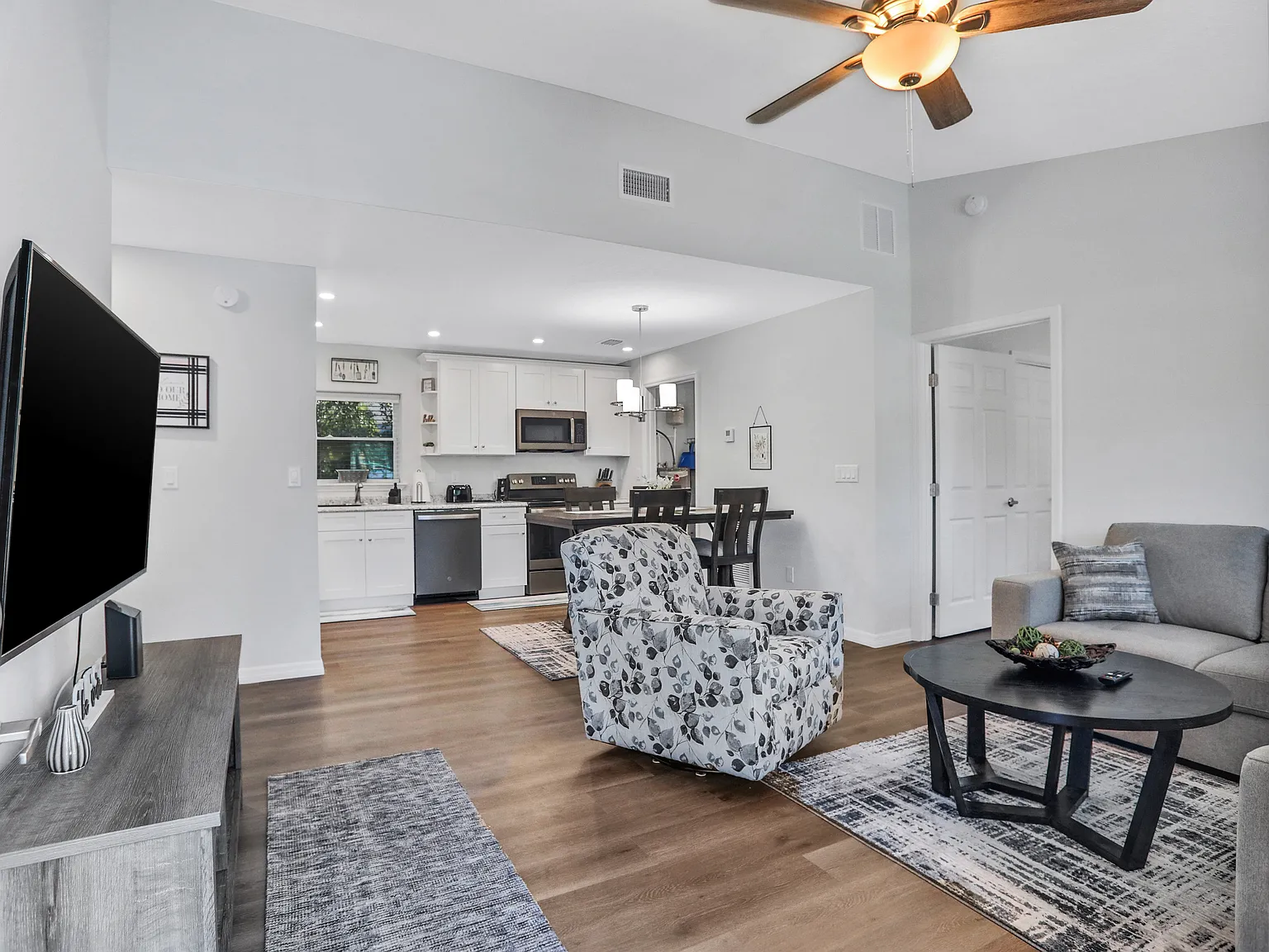 3 bed, 1205 sqft, $1,800 — Photo 2