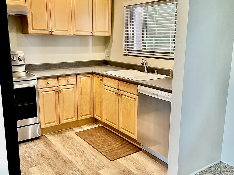 2530 Clairemont Dr — Photo 17