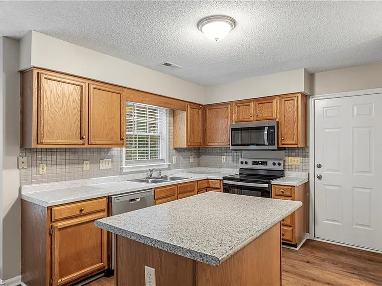 2320 Meadow Gate Dr — Photo 11