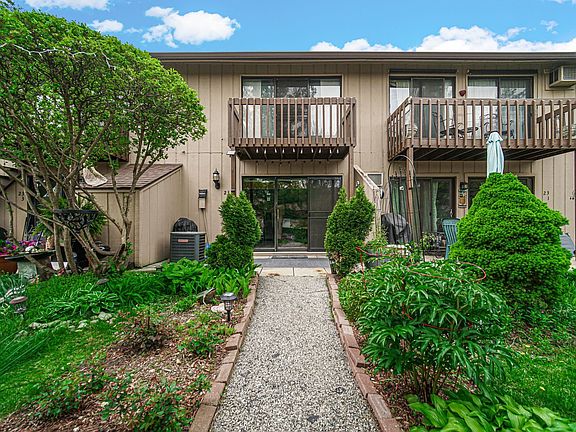 3rd image of 23 Jamaica Colony APT 2