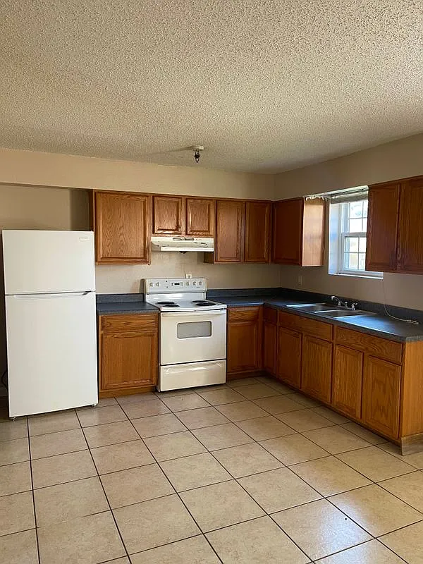 2 bed, 1.5 bath, 1120 sqft, $1,300 — Photo 3