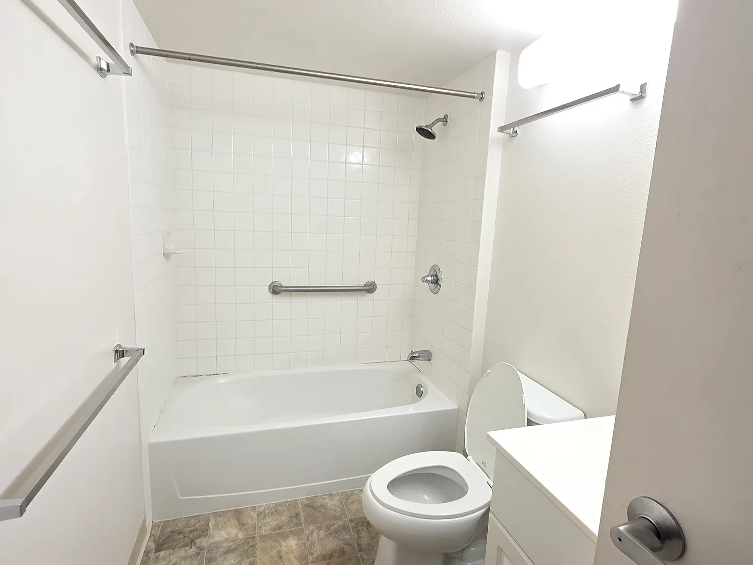 Studio, 400 sqft, $1,900 — Photo 4