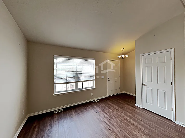 1452 S Stoker Ln — Photo 10