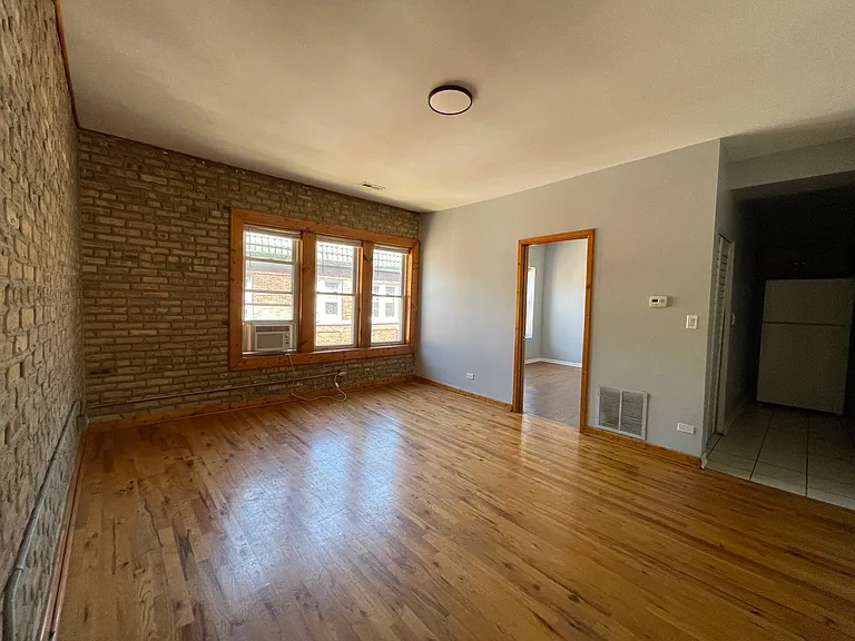 1152 N Harding Ave #3 — Photo 2