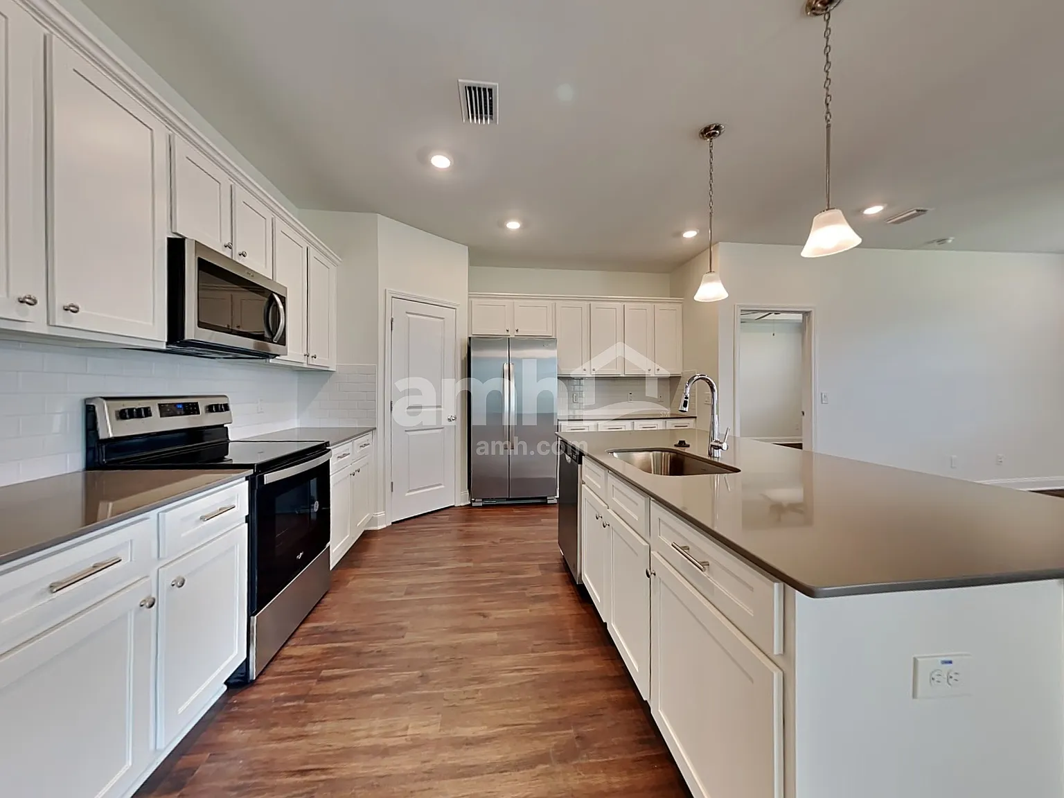 3 bed, 2.0 bath, 1700 sqft, $2,460 — Photo 3