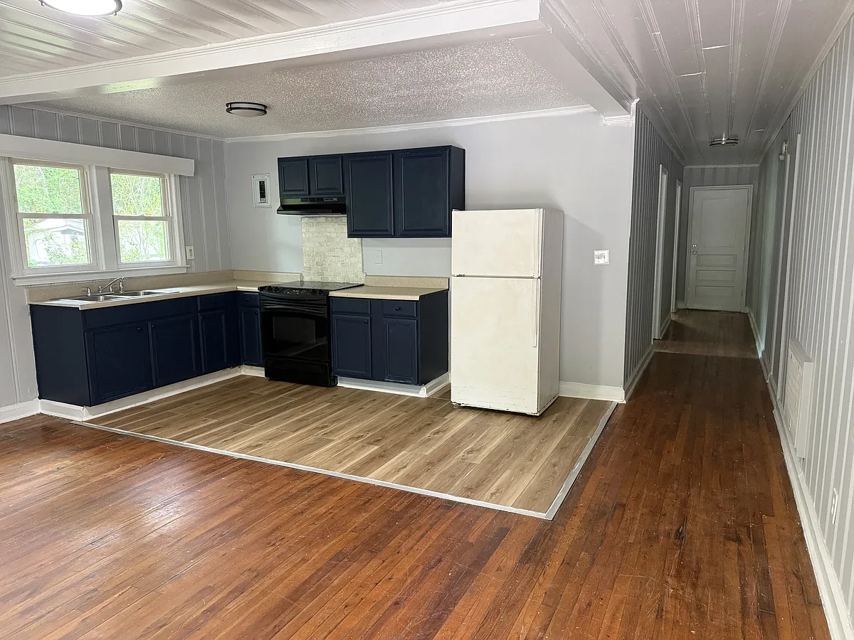 Building Photo - 1307 Hemingway St