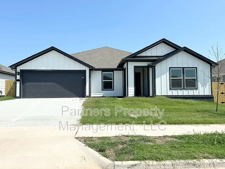 4390 W Glacier St — Photo 1