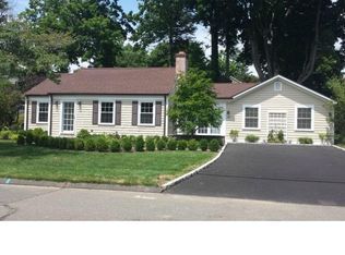 40 Barlow Plain Dr, Fairfield, CT 06824
