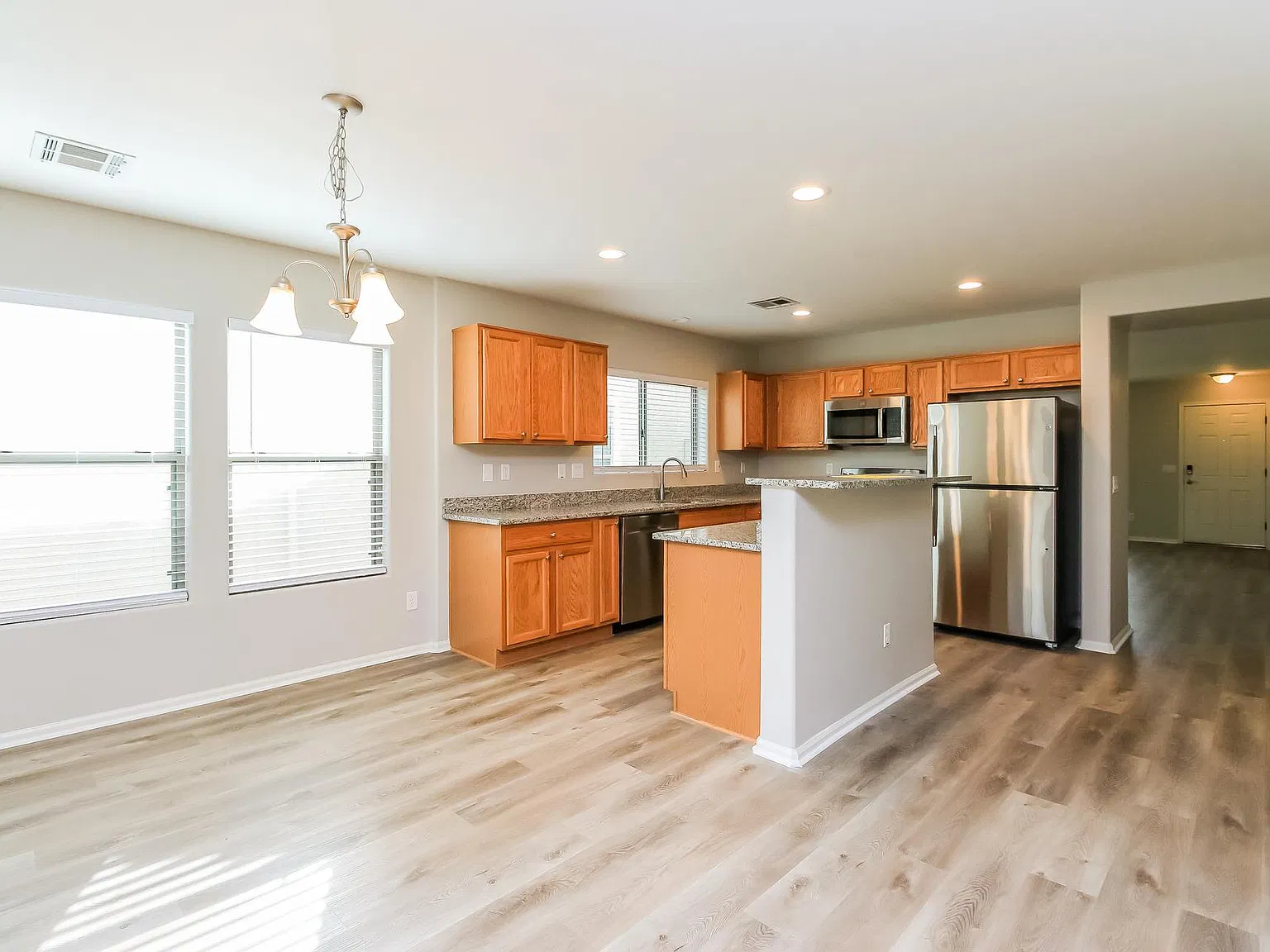 4 bed, 1899 sqft, $2,300 — Photo 2