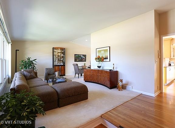 3rd image of 915 E Valley Ln