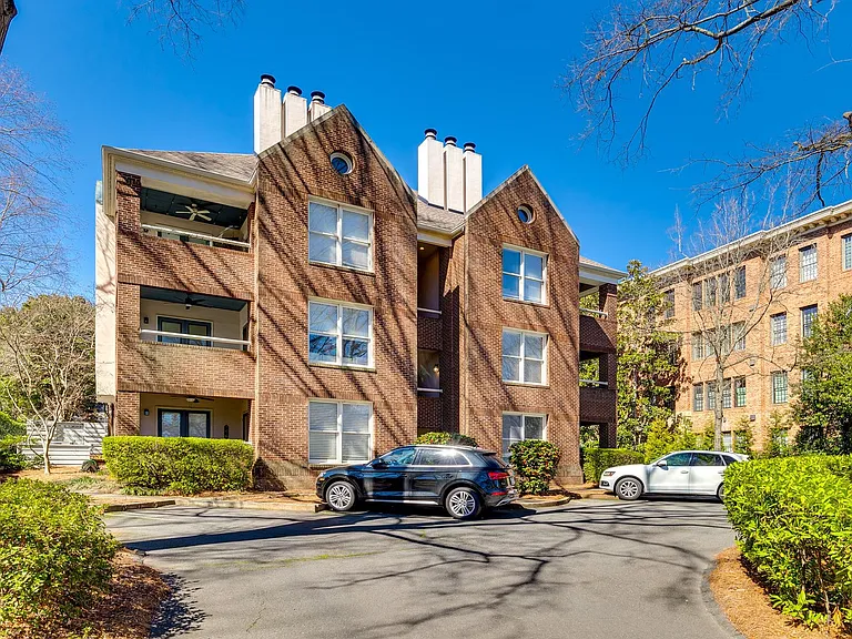 2220 Roswell Ave #B — Photo 1