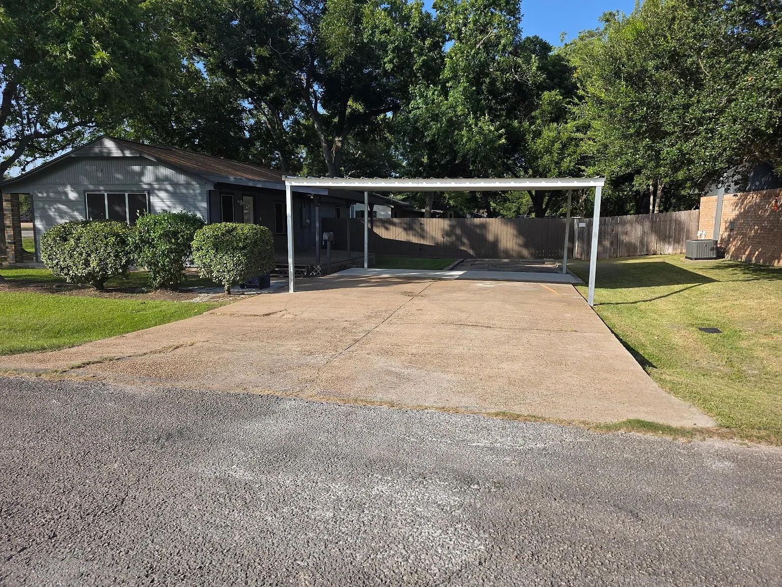 3 bed, 1.0 bath, 1200 sqft, $1,575 — Photo 2