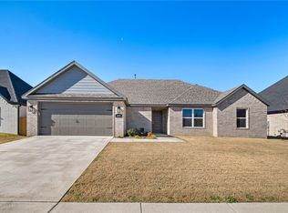 4669 W Triangle St, Fayetteville, AR 72704