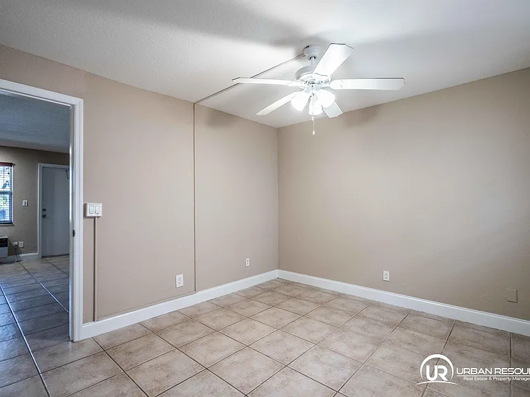 715 NE 6th St #9 — Photo 10