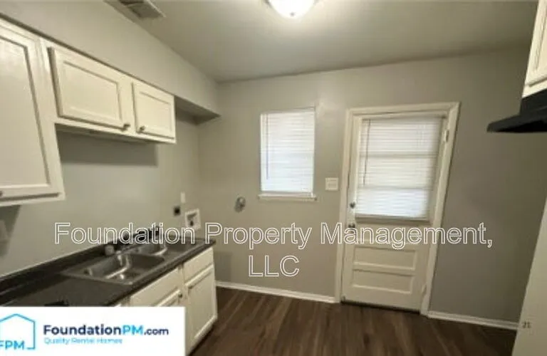 1056 Hudson St — Photo 3
