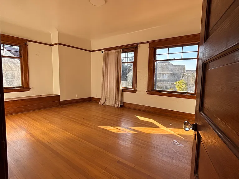 2618 Kenwood Ave — Photo 10