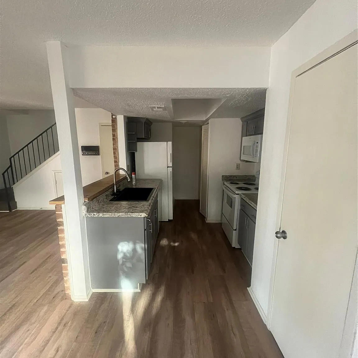 2 bed, 1.5 bath, 968 sqft, $1,250 — Photo 4