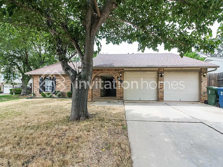 3718 Twin Oaks Ct — Photo 1