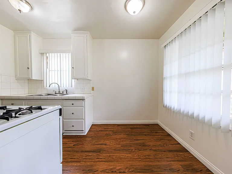 650 W Wilson Ave — Photo 24