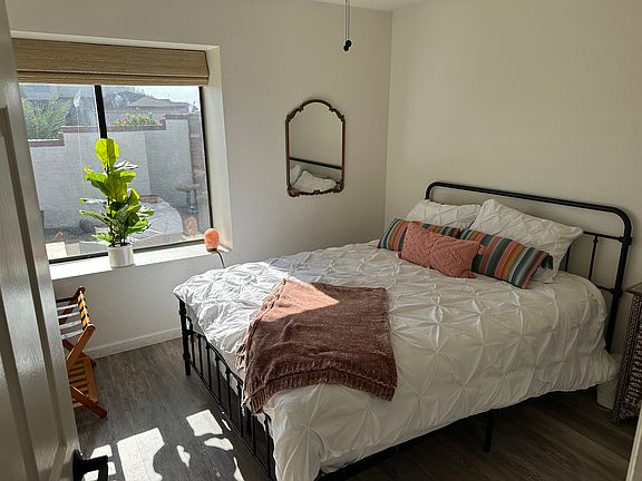 5th image of 609 N Balboa Cir