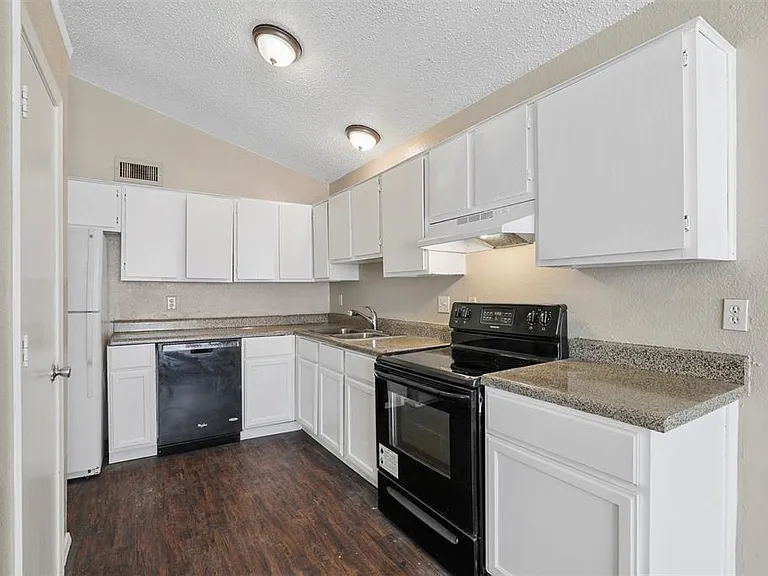10311 Tamworth Dr — Photo 29