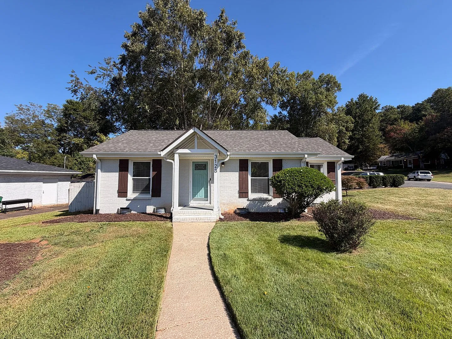 Lovely Three Bedroom Home in Windsor Park Neighborhood! — Photo 1