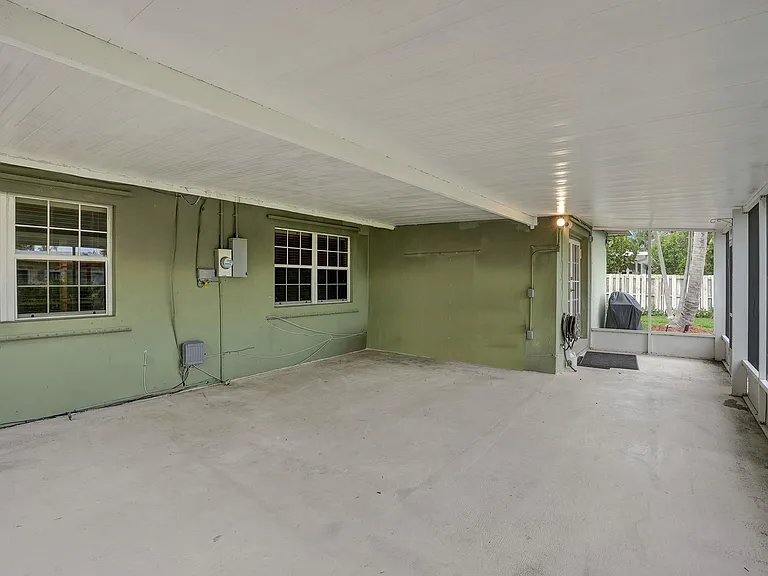 4440 NE 17th Ter — Photo 33