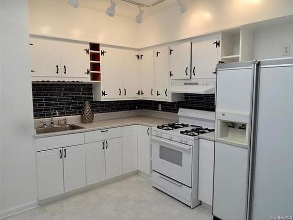 2nd image of 455 Piermont Ave