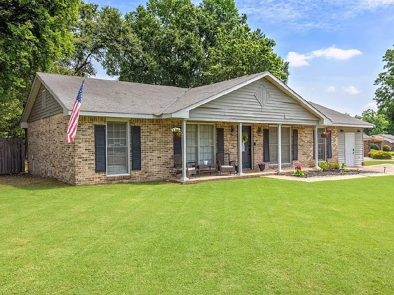 1504 Melanie Ln — Photo 2