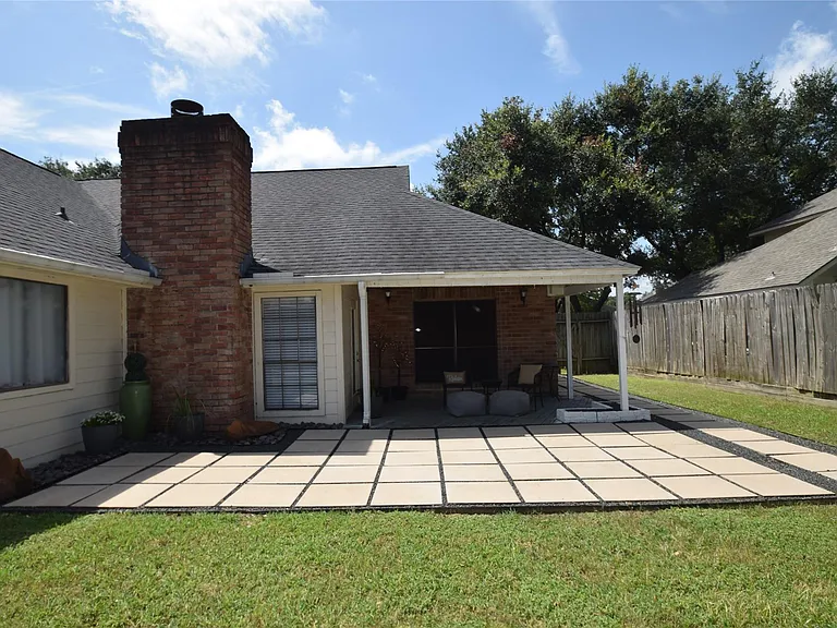 22922 Glenover Dr — Photo 32