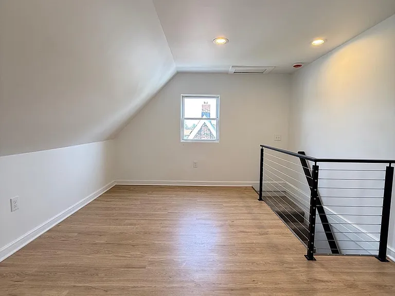 2125 1/2 Oakland Rd — Photo 11
