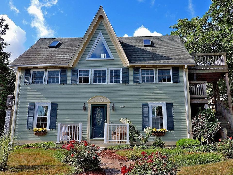 1st image of 209 Sandwich St
