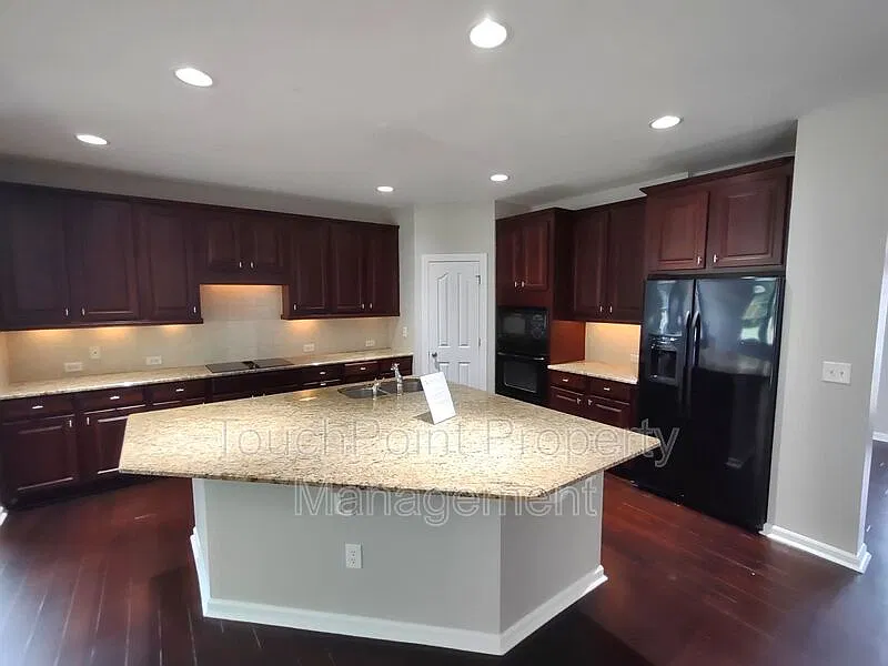 4 bed, 3.0 bath, 3136 sqft, $2,850 — Photo 3